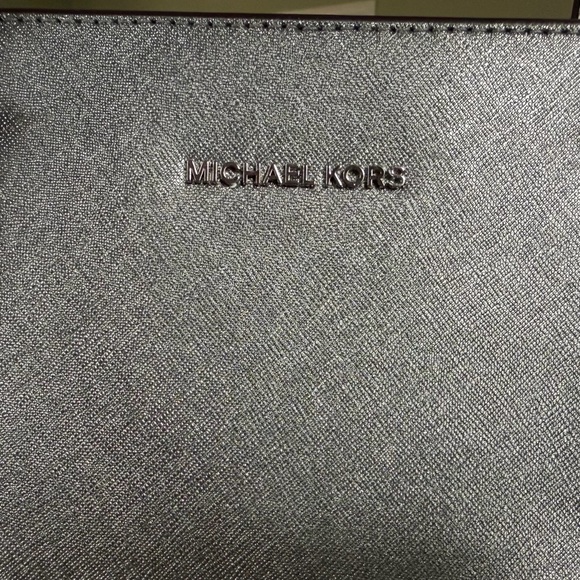 Authentic like new Michael Kors, metallic silver purse - Picture 10 of 10